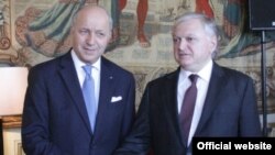 Главы МИд Франции и Армении - Лоран Фабиус (слева) и Эдвард Налбандян, Париж, 13 марта 2014 г. 
