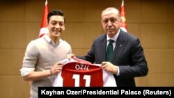 Președintele Tayyip Erdogan și Mesut Ozil, la Londra, 13 mai 2018 
