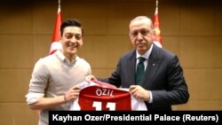 Presidenti i Turqisë, Recep Tayyip Erdogan, dhe futbollisti gjermano/turk, Mesut Ozil. Maj, 2018.