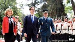 Претседателот Стево Пендаровски во посета на Генералштаб на АРМ на средба со началникот на Генералштабот, генералот Васко Ѓурчиновски и министерката за одбрана Радмила Шекеринска.