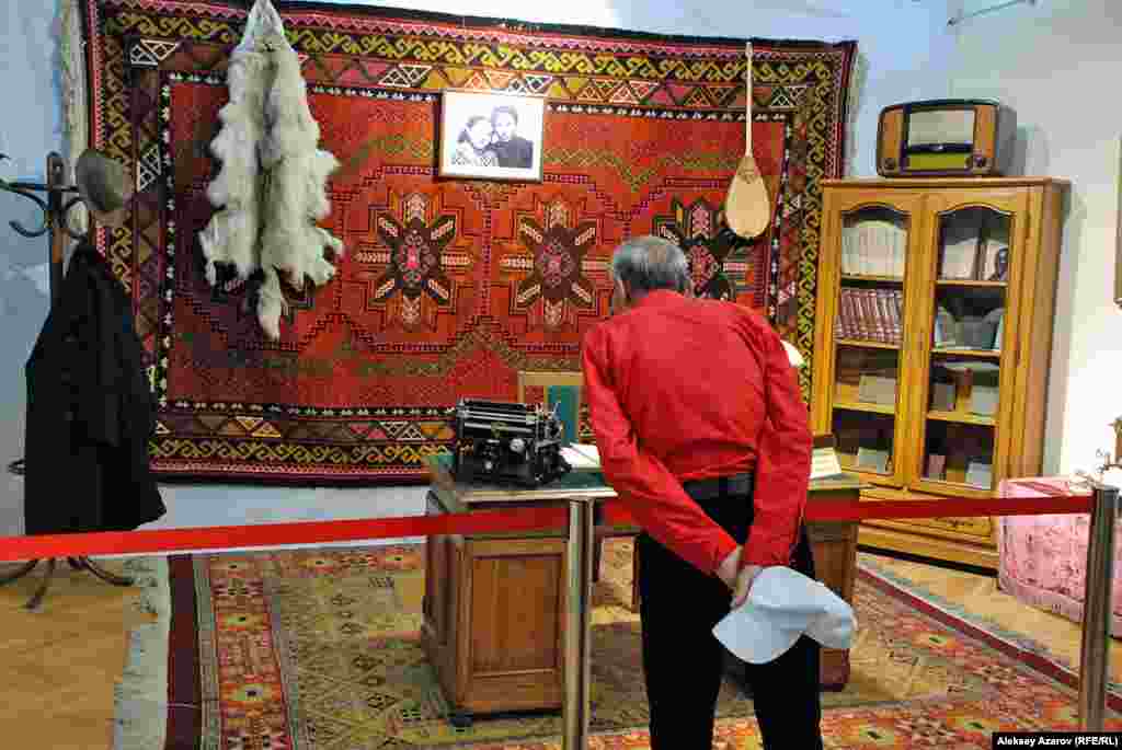 Ілияс Есенберлиннің 100 жылдық мерейтойына арналған көрмеге қойылған жазушының жұмыс бөлмесін суреттейтін заттар арасында үстел, жазу машинкасы, кітап сөресі, домбыра бар. Мұндағы заттардың кейбірі жазушының туған жері – Атбасардағы Ілияс Есенберлиннің мемориалдық музейінен әкелінген.