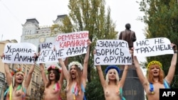 Activiste Femen in Kiev protestand impotriva vizitei lui Putin.