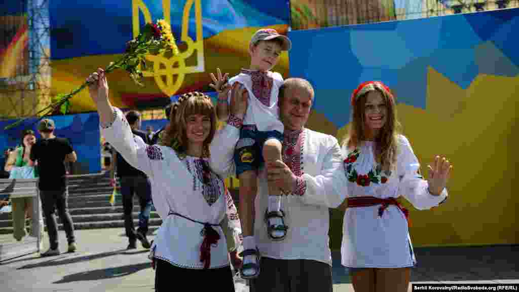 Після закінчення урочистої програми люди фотографуються на майдані Незалежності