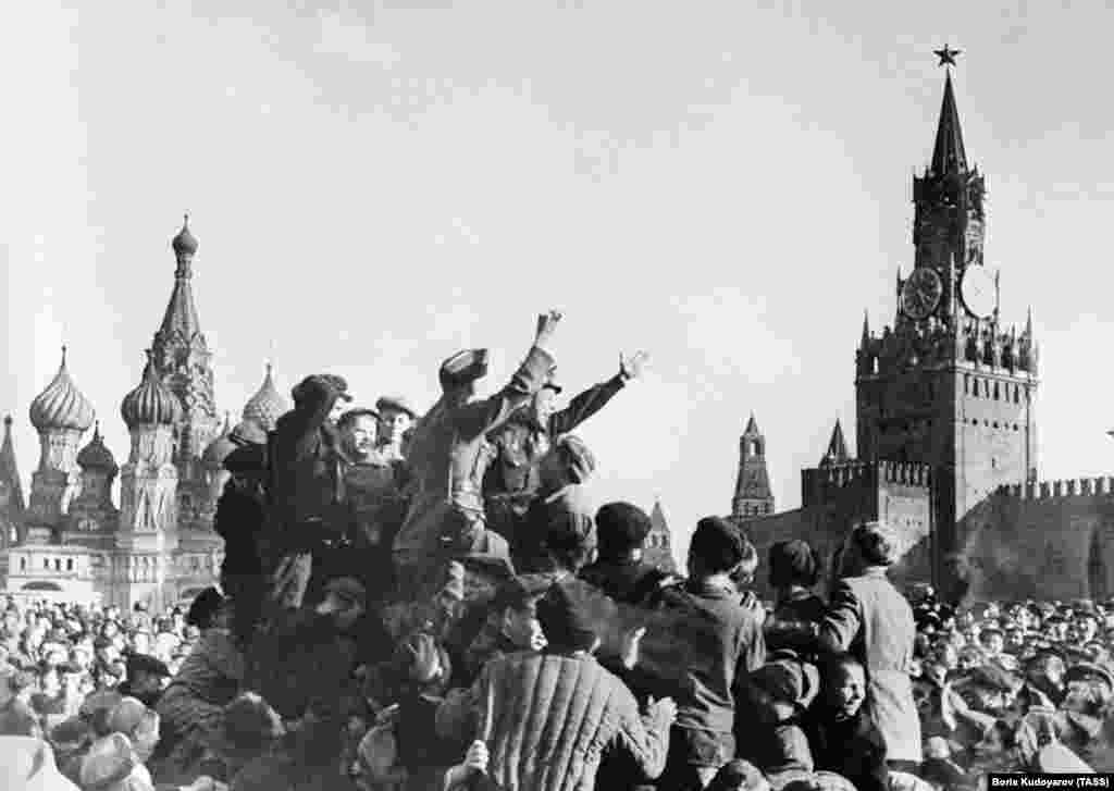 Сьвята Перамогі на Краснай плошчы ў Маскве, 9 траўня 1945 году