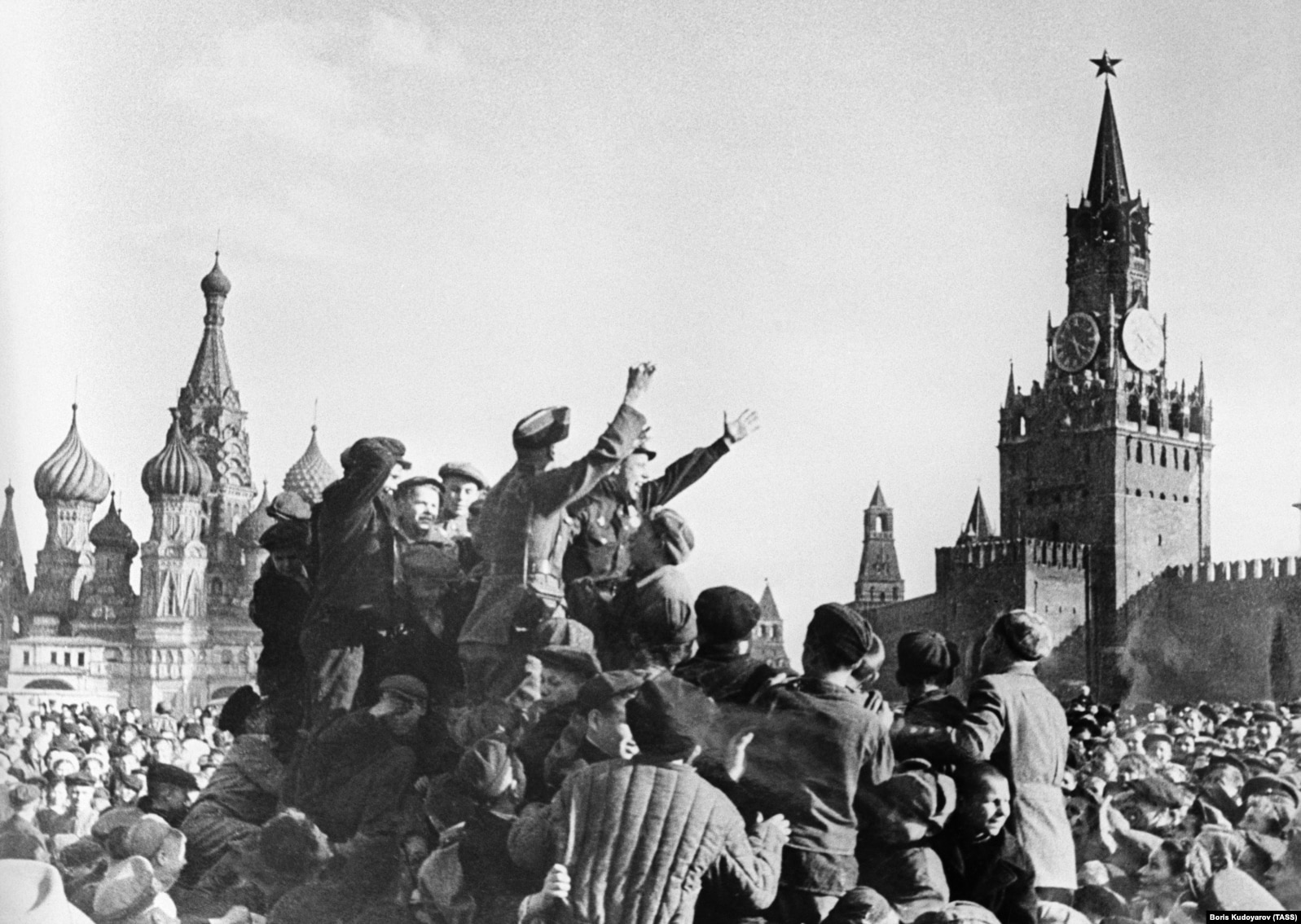 9-май, 1945-жыл. Москвадагы Кызыл аянтта жеңишти майрамдап жаткан аскерлер.