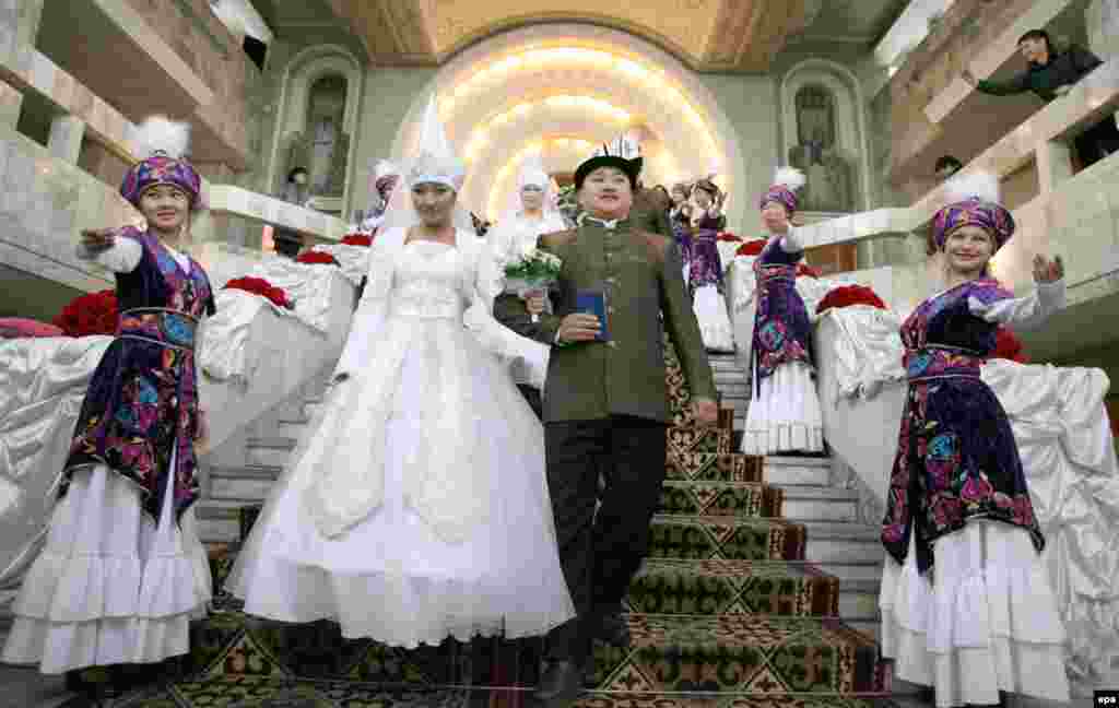 35 couples in Kyrgyzstan sayI doin mass wedding - People 