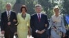 Ուկրաինայի նախագահ Պետրո Պորոշենկոն և վարչապետ Արսենի Յացենյուկը տիկնանց՝ Մարինայի և Թերեզիայի հետ, օգոստոս, 2015թ.