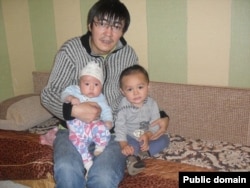 Алмас Тоқабаев балаларымен бірге. Facebook әлеуметтік желісіндегі сурет.