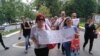 Prindërit e fëmijëve të zhdukur, duke protestuar para Parlamentit të Serbisë