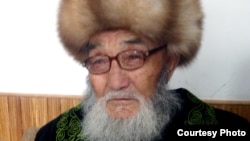 Маркум манасчы Жусуп Мамай (1918-2014) Кытайдын Ак-Чий айлында, 2009-жыл.