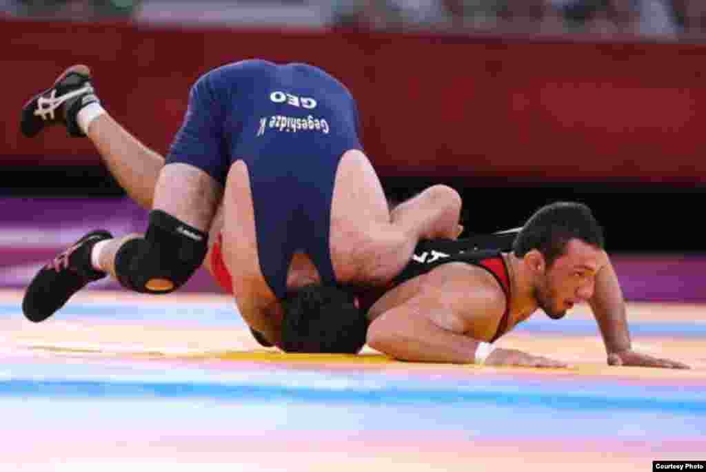 Даниил Гаджиев борется за бронзу Лондона с грузинским борцом Владимиром Гегечидзе. В этой схватке Гаджиев победил. 6 августа 2012 года. Фото с официального сайта Олимпийских игр в Лондоне.