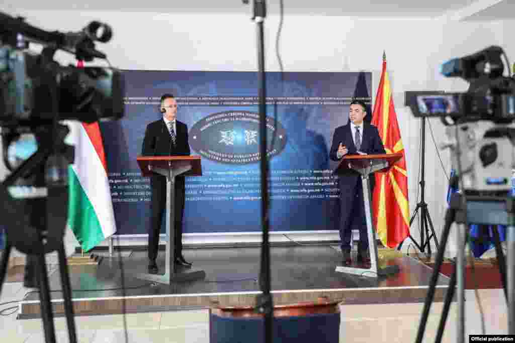 МАКЕДОНИЈА - Ние во Европскиот совет ќе се обидеме да издејствуваме најдоцна до мај да ја затвориме рамката за преговорите и најдоцна во јуни да започнеме со самите преговори, изјави шефот на унгарската дипломатија Петер Сијарто, при денешната посета на Скопје, кога донесе унгарска помош - заштитни маски и скафандери на македонската полиција.