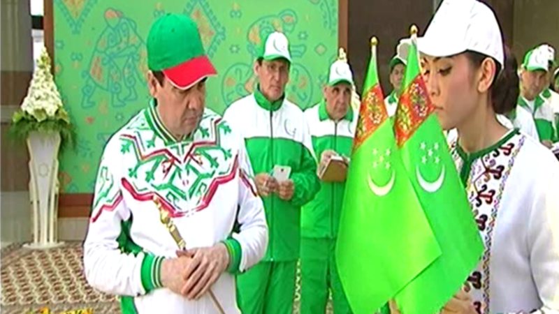 Türkmen emeldarlary dynç alyşda sport maşklaryny ýerine ýetirdiler, aralarynda prezident görünmedi 