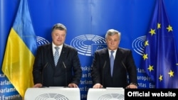 Ukraina prezidenti Pötr Poroşenko ve Avropa parlamentiniñ deputatı Antonio Tajani