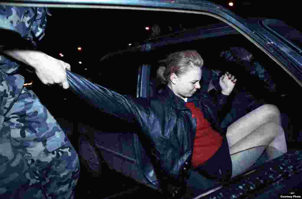 Во время ночного рейда по борьбе с проституцией ОМОНовец вытаскивает девушку из автомобиля, припаркованного на Охотном ряду прямо напротив здания Государственной думы, 1994. 