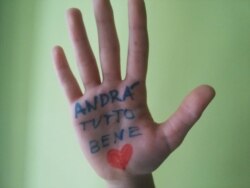 Дитина написала на своїй руці слоган «andrà tutto bene» («все буде добре»)