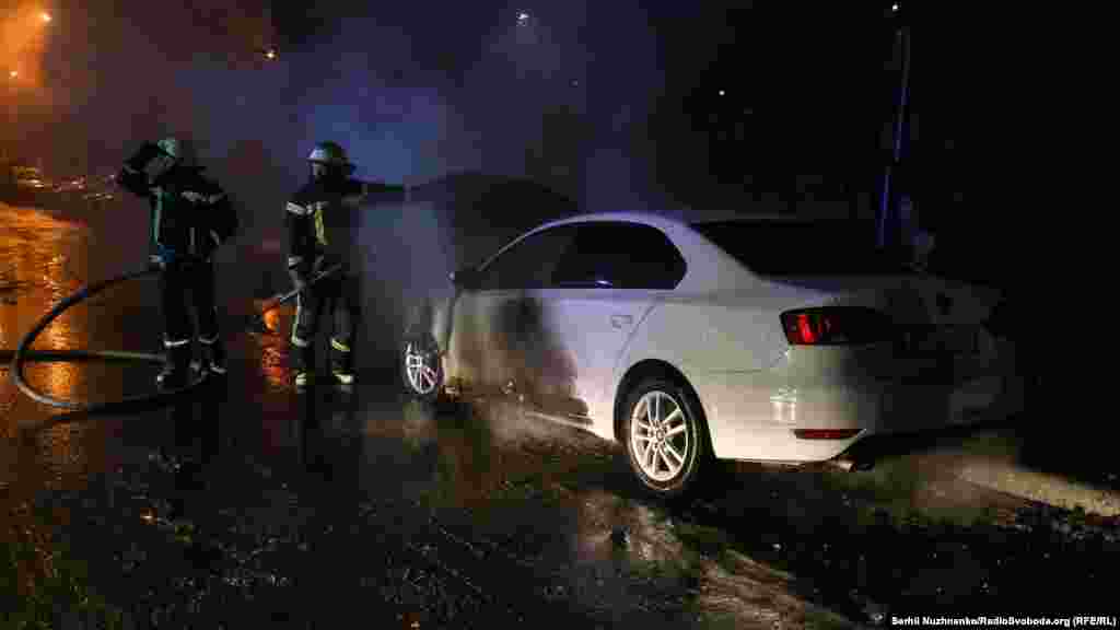 Згоріти автівці до тла не дали пожежні