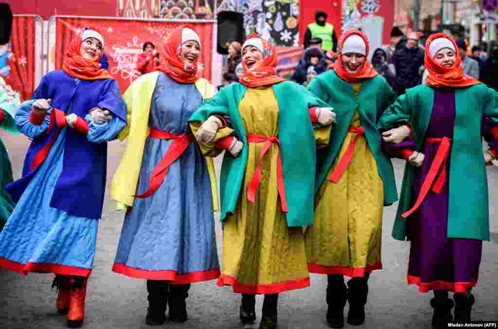 Женщины исполняют русские народные танцы на улице Тверской в центре Москвы во время гуляний после Нового года и накануне Рождества. 2 января 2018 года. На Рождество на Руси любили устраивать различные вечеринки, беседы, ходили друг к другу в гости.