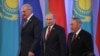 Президент Беларуси Александр Лукашенко (слева), президент России Владимир Путин (в центре) и президент Казахстана Нурсултан Назарбаев после церемонии подписания соглашения о создании Евразийского экономического союза. Астана, 29 мая 2014 года. 