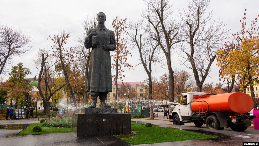 Пам’ятник українському філософу Григорію Сковороді (1722–1794) на Контрактовій площі в Києві (архівне фото)