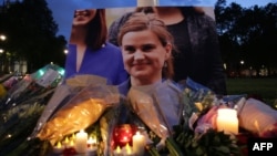 Lule dhe qirinjë në shenjë nderimi për ligjvënësen e vrarë, Jo Cox, në Londër