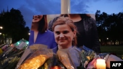 Odavanje počasti ubijenoj laburističkoj poslanici Jo Cox 16. juna, ispred britanskog parlamenta 