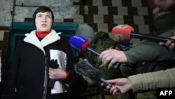 Nadia Savchenko duke folur para gazetarëve pas vizitës në një burg në pjesën lindore të Ukrainës
