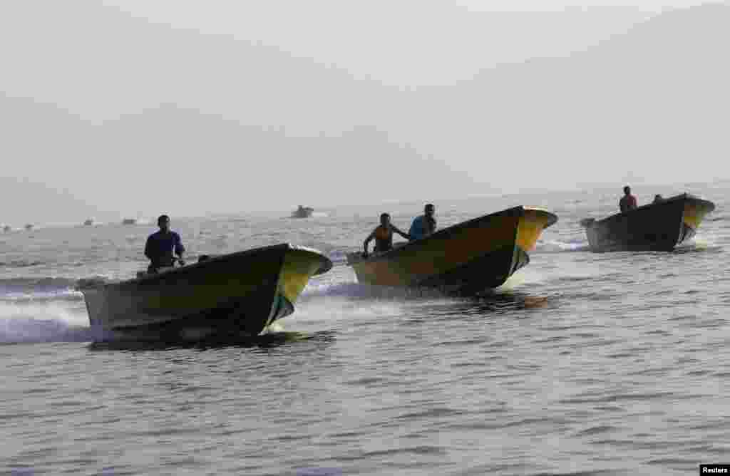 &nbsp;Iranian smugglers drive their boats near the Omani port of Khasab on September 26 2012. 