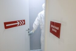 Қорғаныш киім киген медицина қызметкері. Көрнекі сурет.