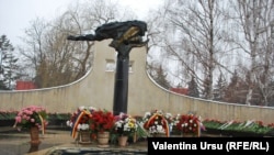 Monumentul „Maica Îndurerată” omoagiază victimele din războiul din Transnistria.