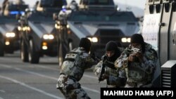 چند نیروی ویژه پلیس عربستان، در جریان یک مانور امنیتی در نزدیکی مکه