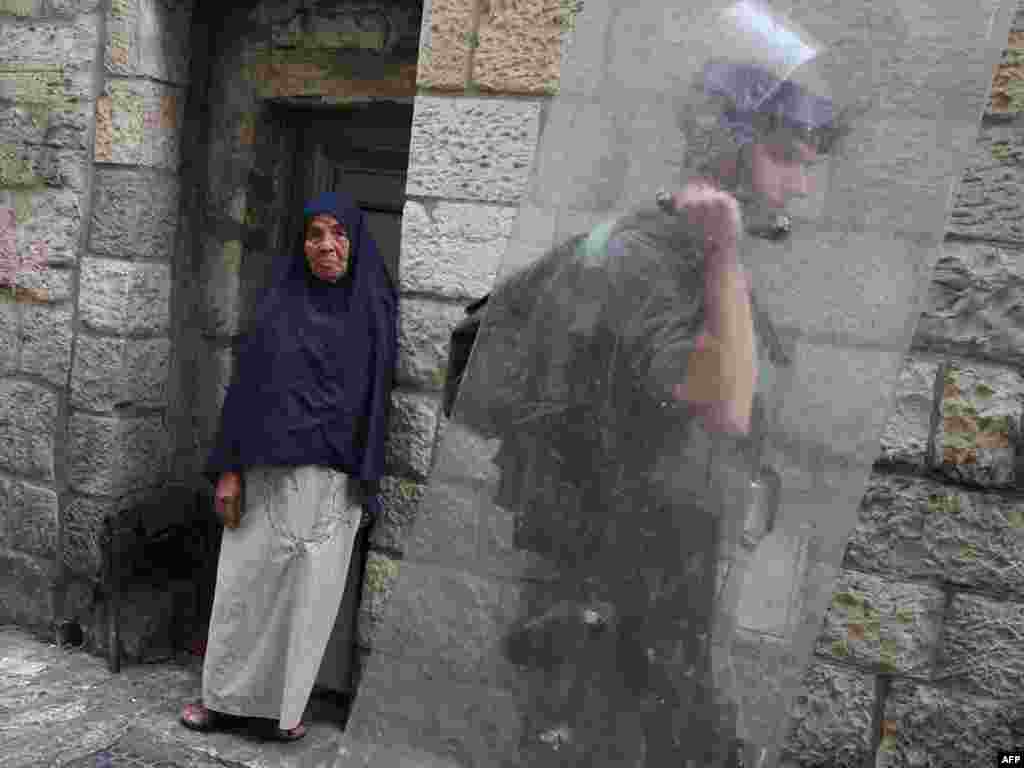 Ізраіль. Памежны паліцыянт праходзіць міма комплексу мячэці Аль-Акса ў Ерусаліме.