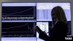 Экран с котировками денежных курсов в офисе ОАО "Московская биржа", фото 2014 года