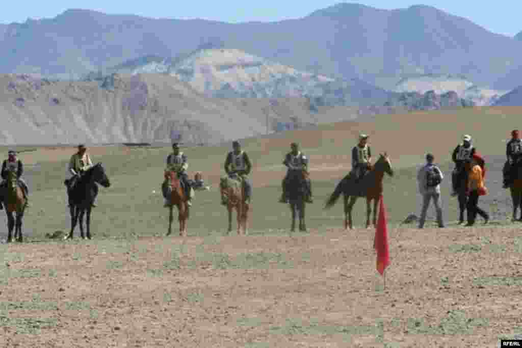 Мургабдагы фестивалда жалпысынан он алты ат чабылды. - Tajikistan - Murgab, Gorno Badakhshan, Horse Festival 19July2009