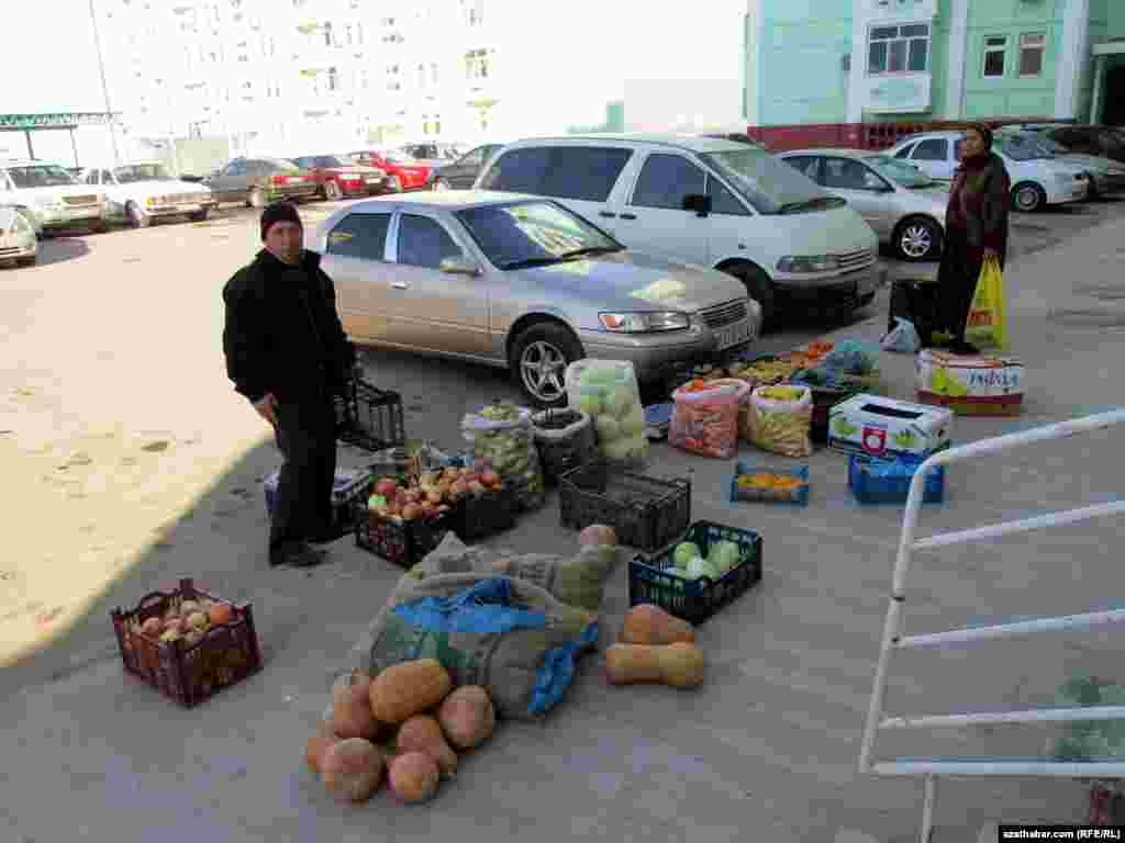 Gök önüm satýanlar jaýlaryň gapysynda bazar guraýarlar