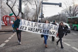 Участники молодежного движения «Oyan, Qazaqstan» с плакатом в Алматы. 16 декабря 2019 года.