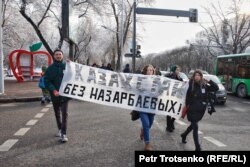 Плакат ұстап бара жатқан "Oyan, Qazaqstan" мүшелері. Алматы, 16 желтоқсан 2019 жыл.