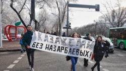Участники молодежного движения «Oyan, Qazaqstan», не имеющего регистрации, с плакатом в Алматы. 16 декабря 2019 года.