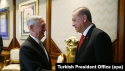 Turkey -- Turkish President Tayyip Erdogan (R) meets with U.S. Defense Secretary Jim Mattis at the Presidential Palace in Ankara, August 23, 2017