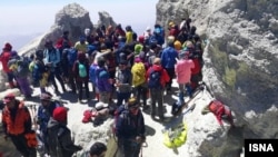 یکی از عکس‌های تجمع کوهنوردان در قله دماوند