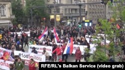 د صربیا په پلازمېنه بلګراد کې د ولسمشر ووچېچ پر ضد راوتلي مظاهره‌چیان