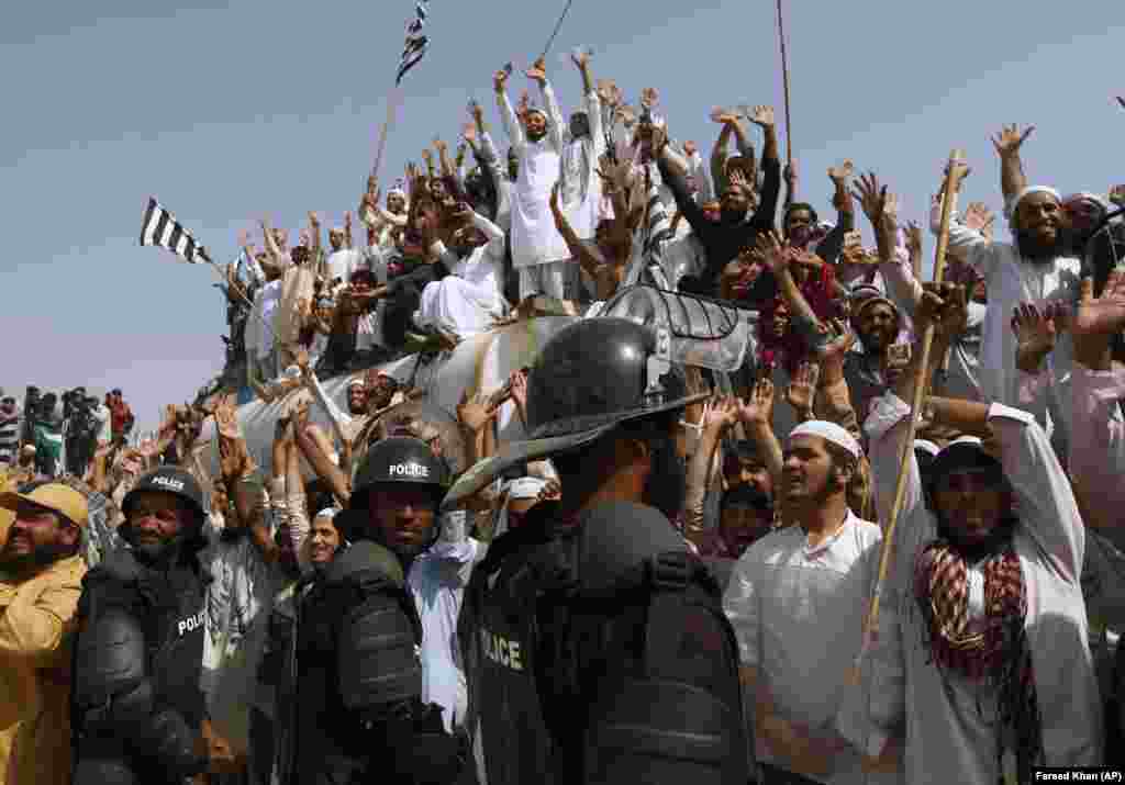 Прыхільнікі ісламістаў на мітынгу ў Карачы, Пакістан, 27 кастрычніка.