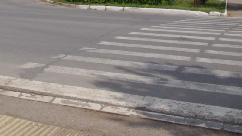 На трассе Симферополь-Ялта водитель Toyota сбил на переходе мать и двух детей – СМИ