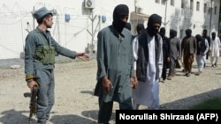 شماری از افراد وابسته به گروه داعش که از سوی نیروهای افغان در ننگرهار بازداشت شده‌اند. October 3, 2017