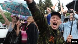 Иллюстрационное фото. Участники митинга в честь «референдума» о статусе Луганской области, май 2014 года