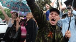 У Лунаську люди відзначають результати «референдуму» про статус Луганського регіону, 12 травня 2014 року