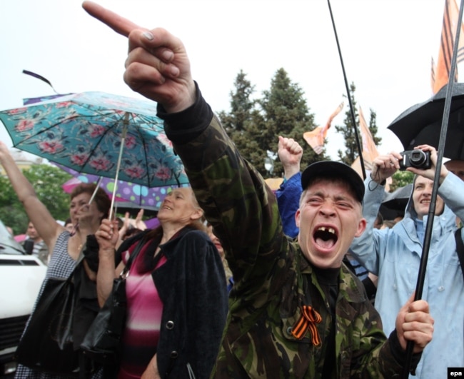 Проросійська акція у Луганську під час «русской весны», травень 2014 року