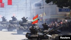 Tancuri ale autoproclamatei republici transnistrene la o paradă militară în Tiraspol