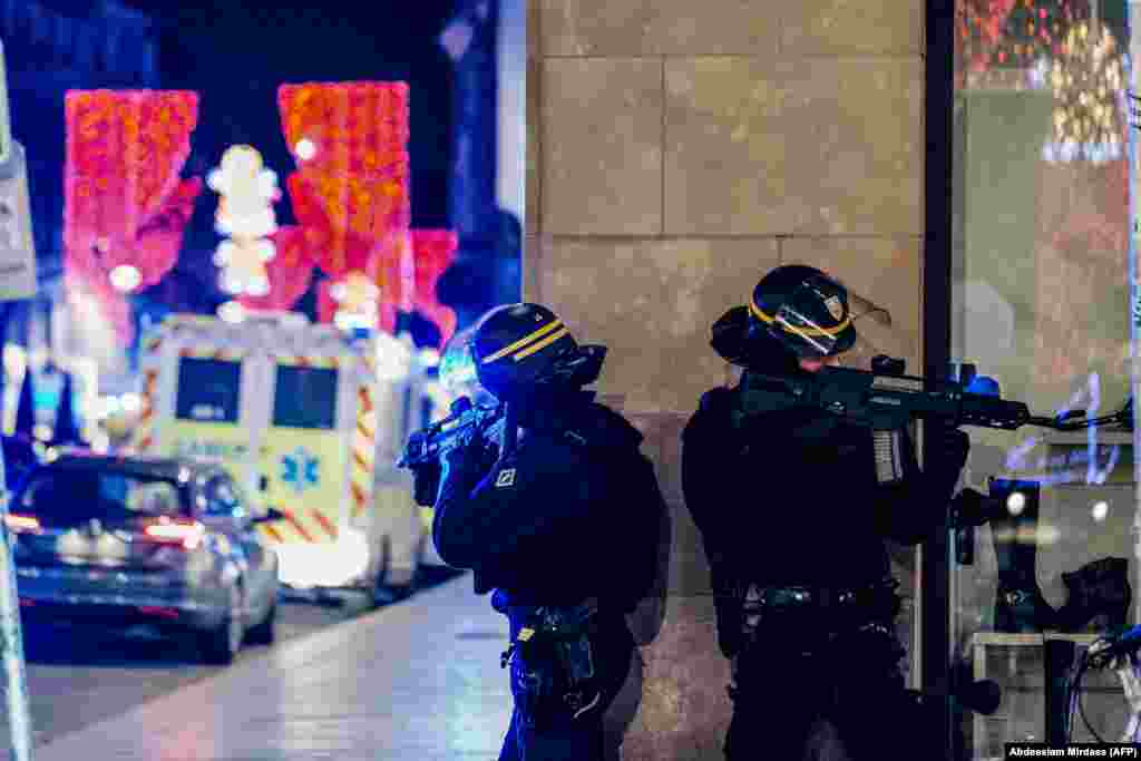 ФРАНЦИЈА - Во нападот во Стразбур загинале двајца луѓе, а 14 се повредени, од кои седум потешко, информираше регионалната полиција, ревидирајќи го бројот на загинати. Претходно беше јавено дека загинале четворица луѓе.
