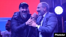 Нікол Пашинян (п) і Серж Танкян виступають перед мітингувальниками в Єревані, Вірменія, 7 травня 2018 року